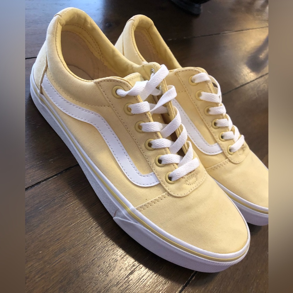 Vans Off The Wall Yellow and White Lace-Up Low Top Sneakers 
Size 9.5 In Women